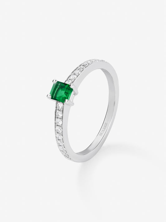 Anillo de oro blanco de 18K con una esmeralda verde en talla oval de 0,20 cts y 16 diamantes en talla brillante con un total de 0,21 cts