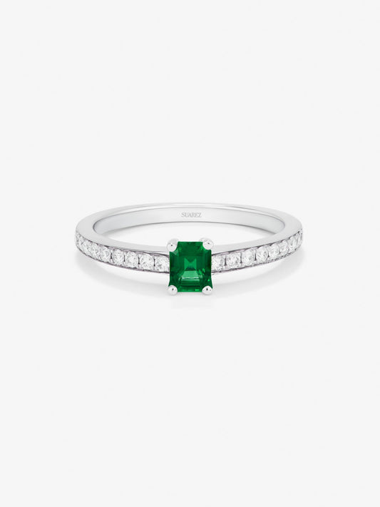 18K white gold ring with green emerald in 0,22 cts and diamonds