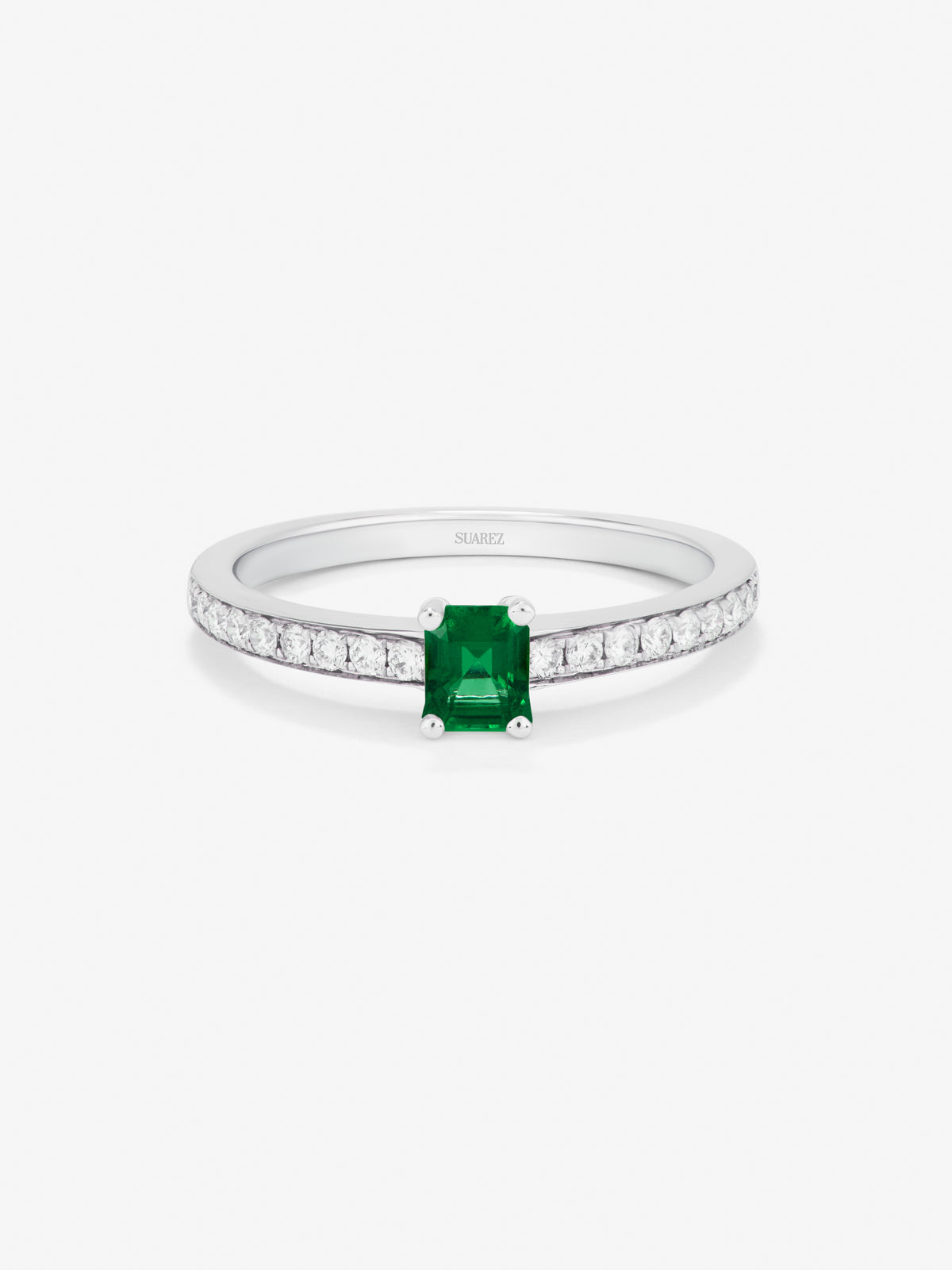 Anillo de oro blanco de 18K con una esmeralda verde en talla oval de 0,20 cts y 16 diamantes en talla brillante con un total de 0,21 cts