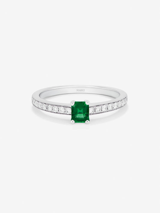 Anillo de oro blanco de 18K con una esmeralda verde en talla oval de 0,20 cts y 16 diamantes en talla brillante con un total de 0,21 cts