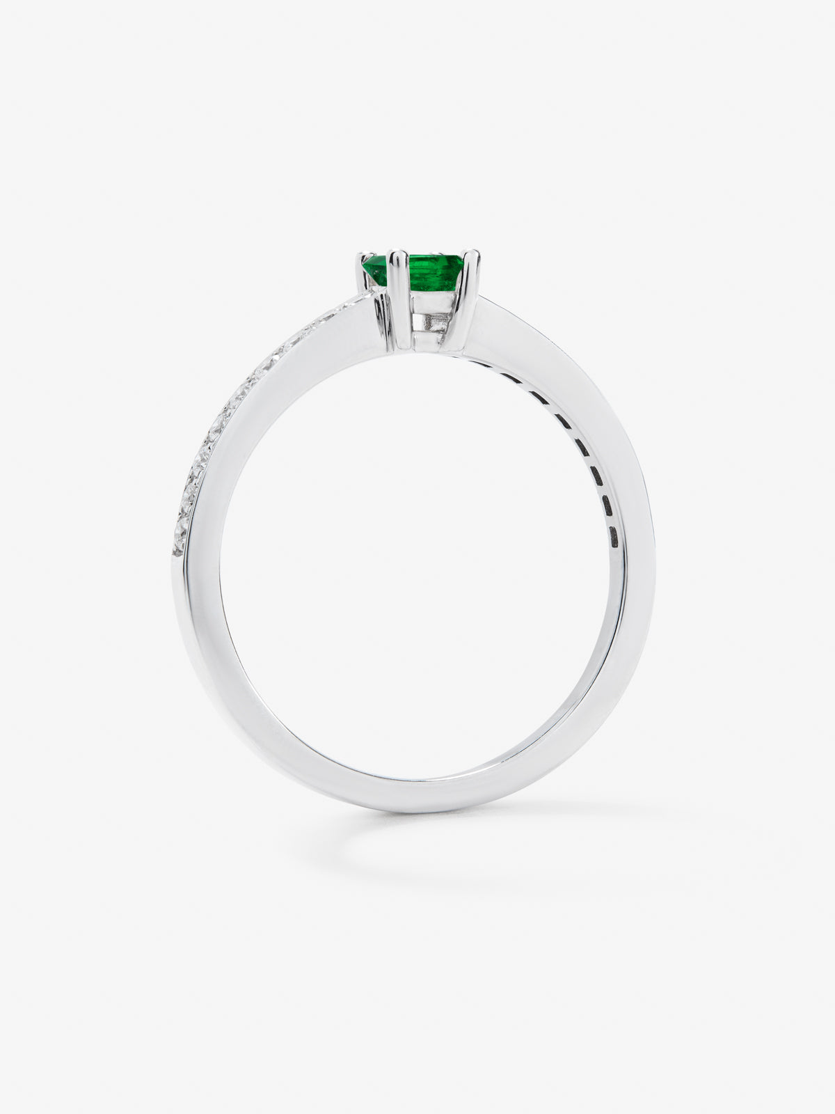 18K white gold ring with green emerald in 0,22 cts and diamonds