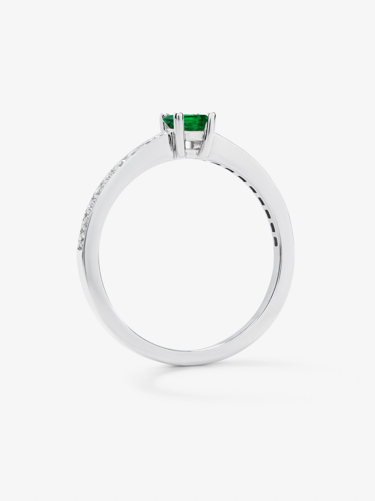 Anillo de oro blanco de 18K con una esmeralda verde en talla oval de 0,30 cts y  diamantes en talla brillante con un total de 0,22cts