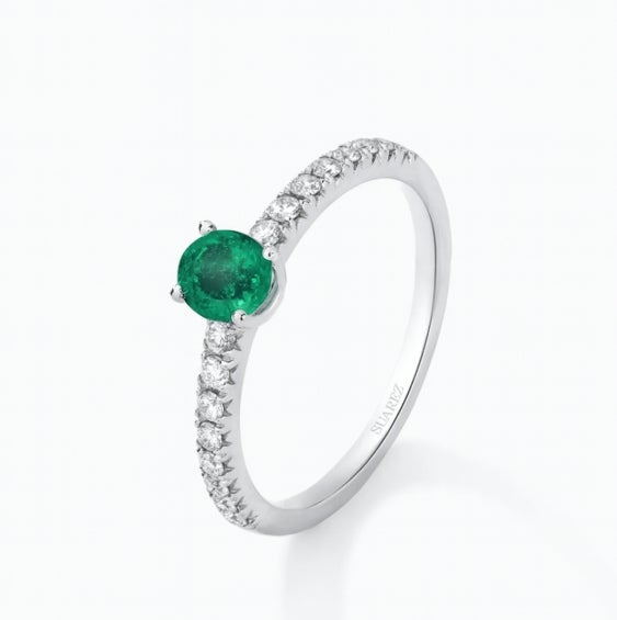 Anillo de oro blanco de 18K con una esmeralda verde en talla oval de 0,70 cts y  diamantes en talla brillante con un total de 0,37cts