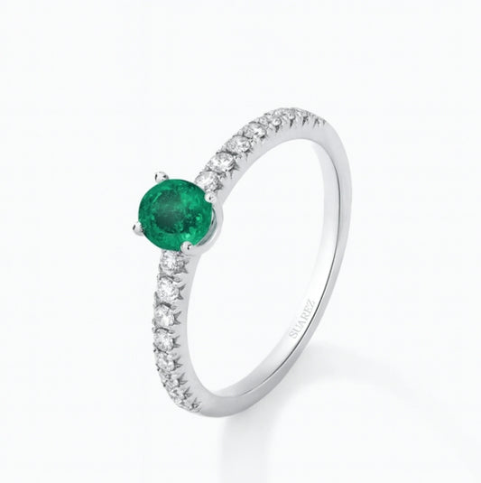 18K white gold ring with emerald