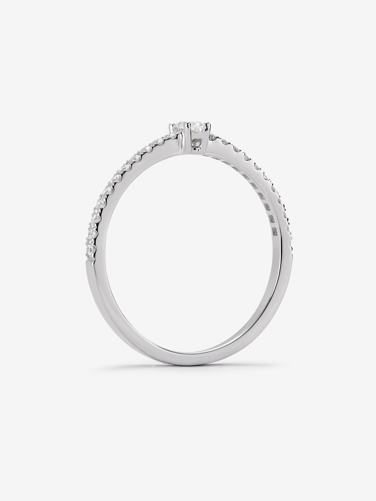 Anillo de oro blanco de 18K con diamante central de de 0,5 cts en talla oval y 16 diamantes en los brazos con un total de 0,28 cts en talla brillante