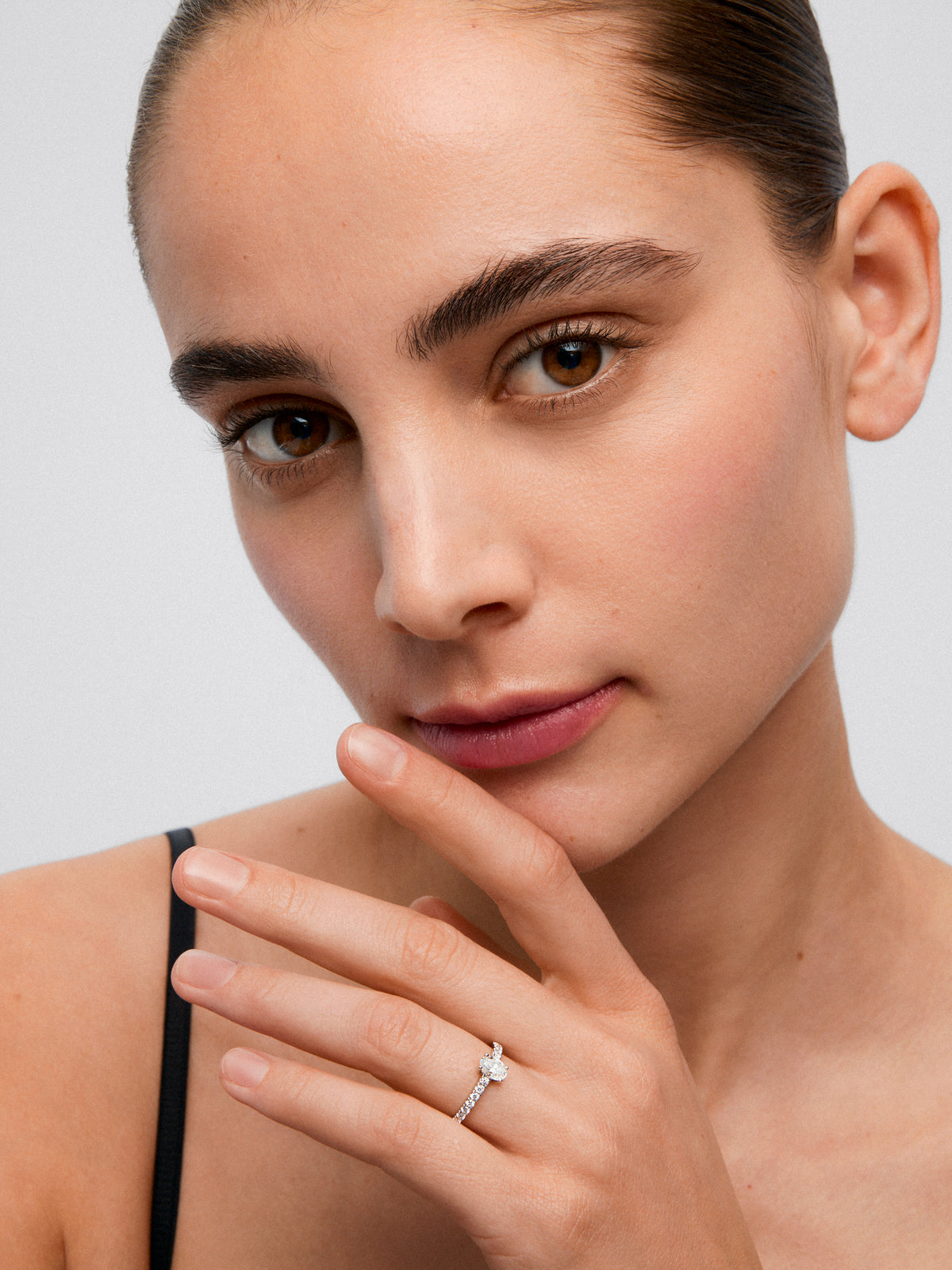 Anillo solitario de oro blanco de 18K con diamantes blancos en talla oval de 0,5 cts y brillante de 0,28 cts