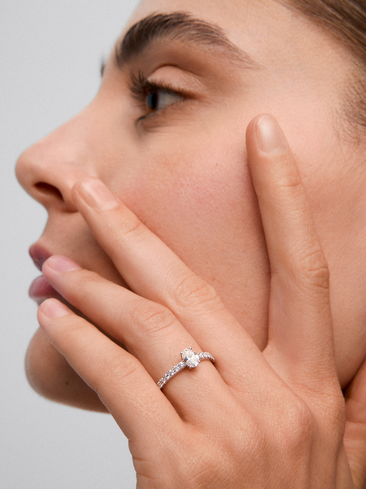 Anillo solitario de oro blanco de 18K con diamantes blancos en talla oval de 0,5 cts y brillante de 0,28 cts