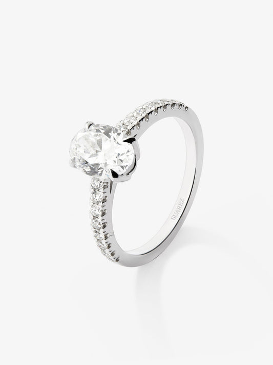 Anillo solitario de oro blanco de 18K con diamantes blancos en talla oval de 1,5 cts y brillante de 0,25 cts