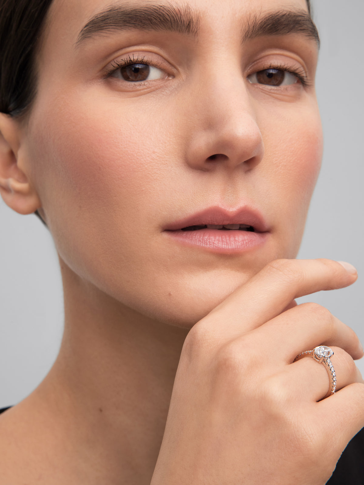 Anillo solitario de oro blanco de 18K con diamantes blancos en talla oval de 1,5 cts y brillante de 0,25 cts