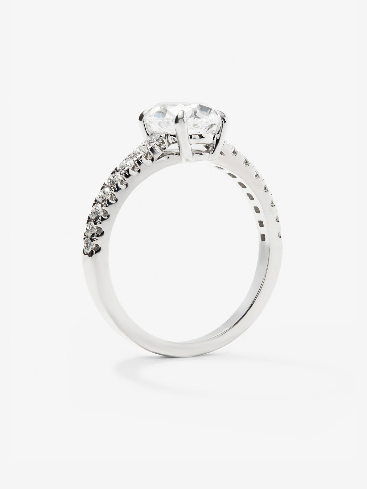 Anillo solitario de oro blanco de 18K con diamantes blancos en talla oval de 1,5 cts y brillante de 0,25 cts