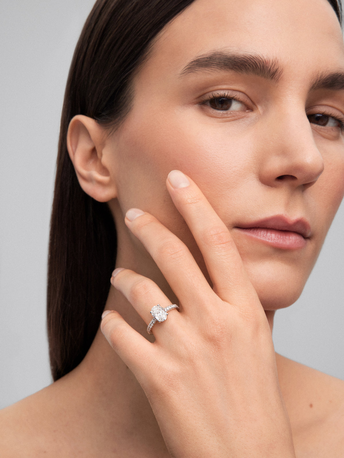 Anillo solitario de oro blanco de 18K con diamante en talla oval de 2,01 cts y 16 diamantes en talla brillante con un total de 0,25 cts