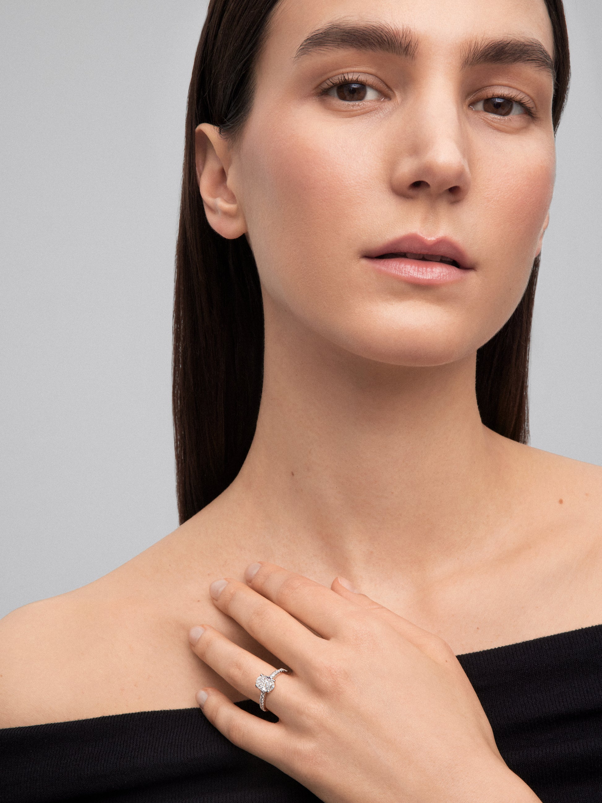 Anillo solitario de oro blanco de 18K con diamante en talla oval de 2,01 cts y 16 diamantes en talla brillante con un total de 0,25 cts