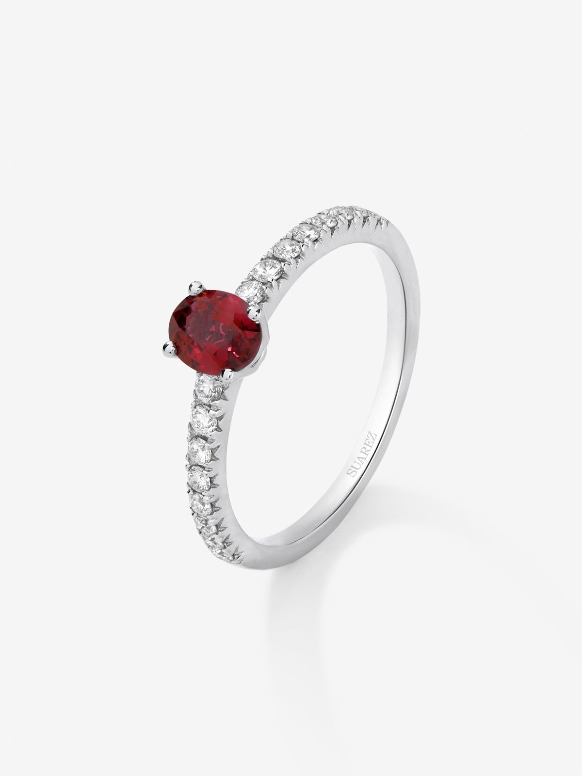 Anillo de oro blanco 18K con rubí