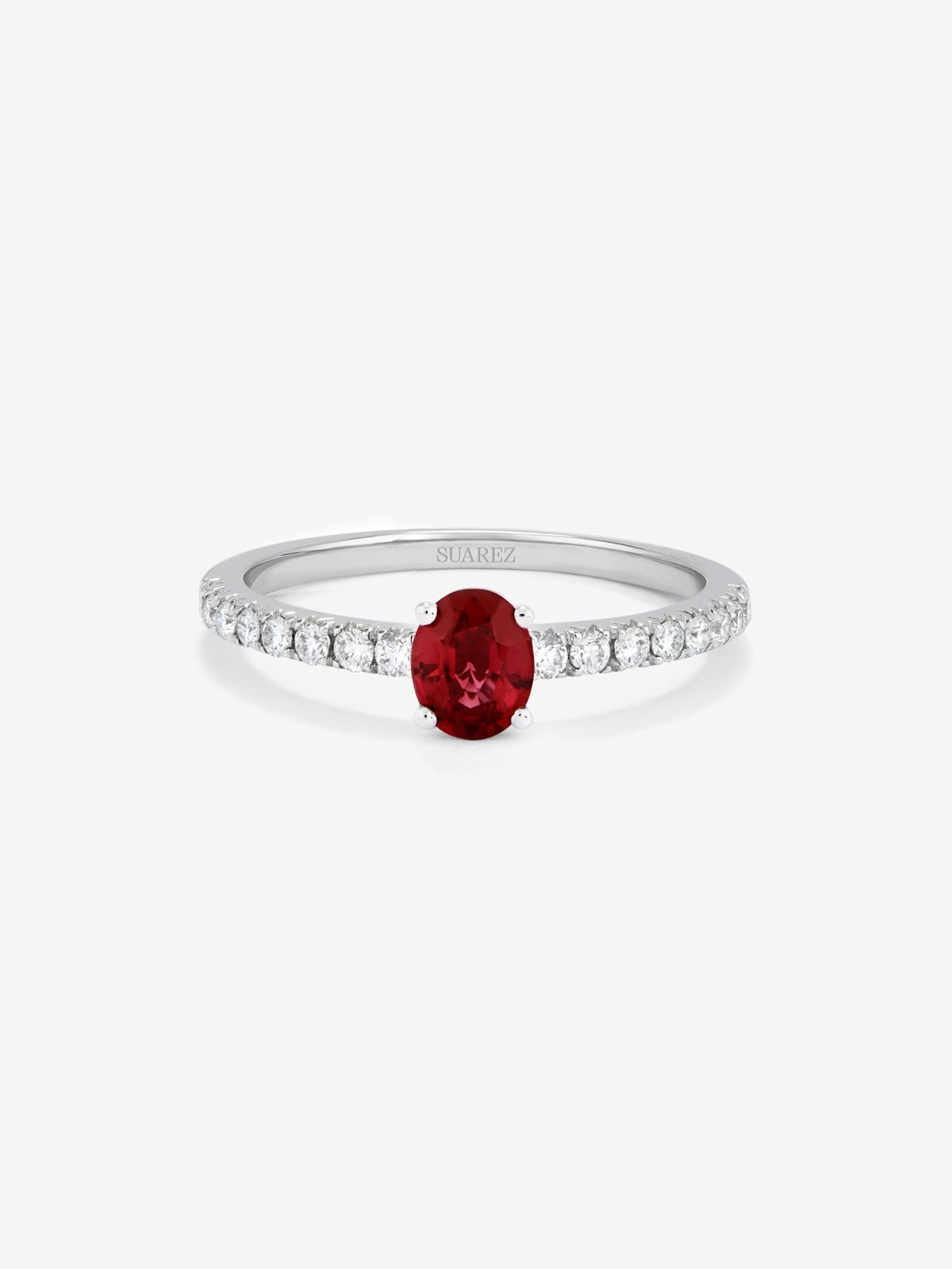 Anillo de oro blanco 18K con rubí