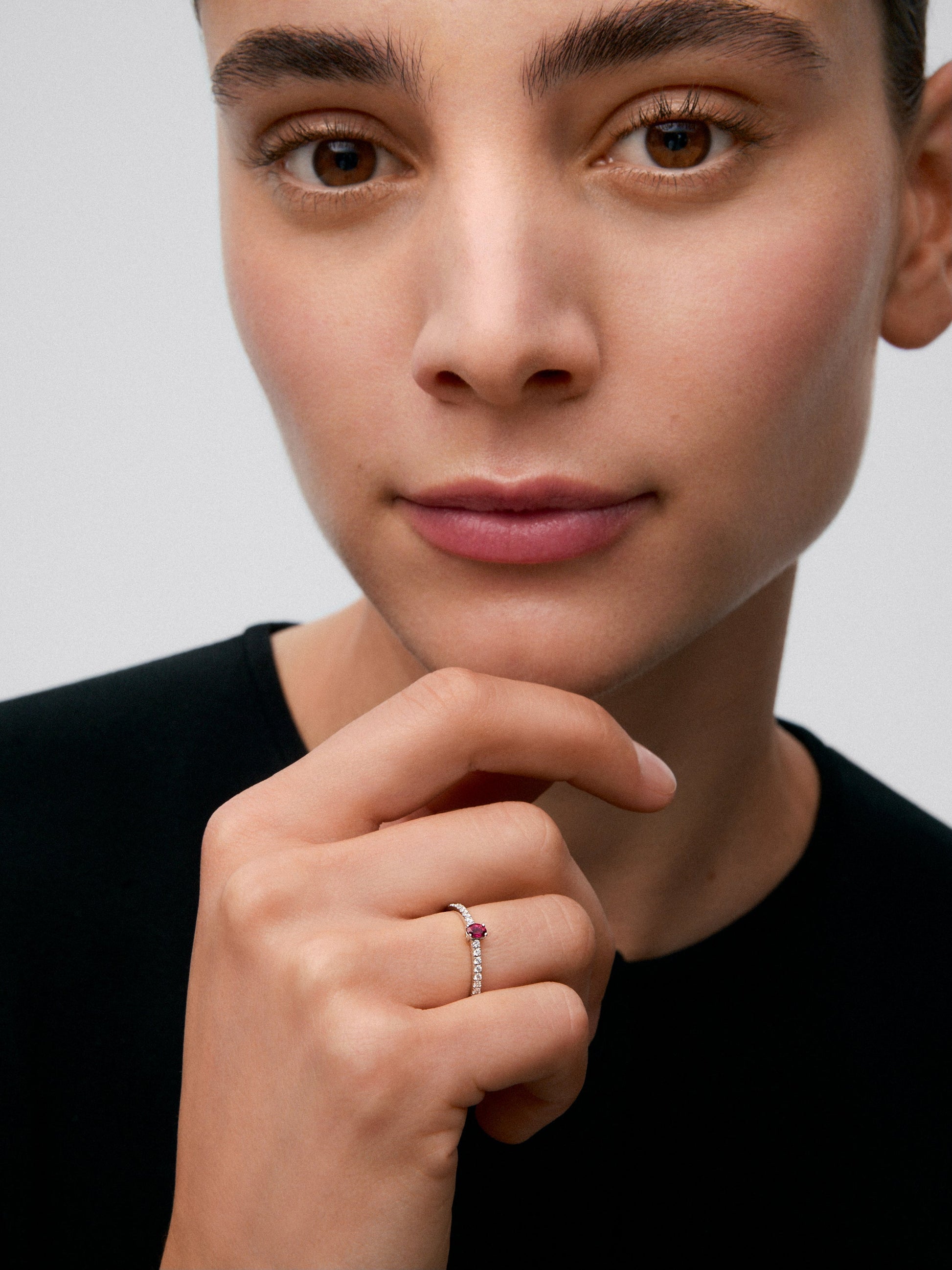 Anillo de oro blanco 18K con rubí