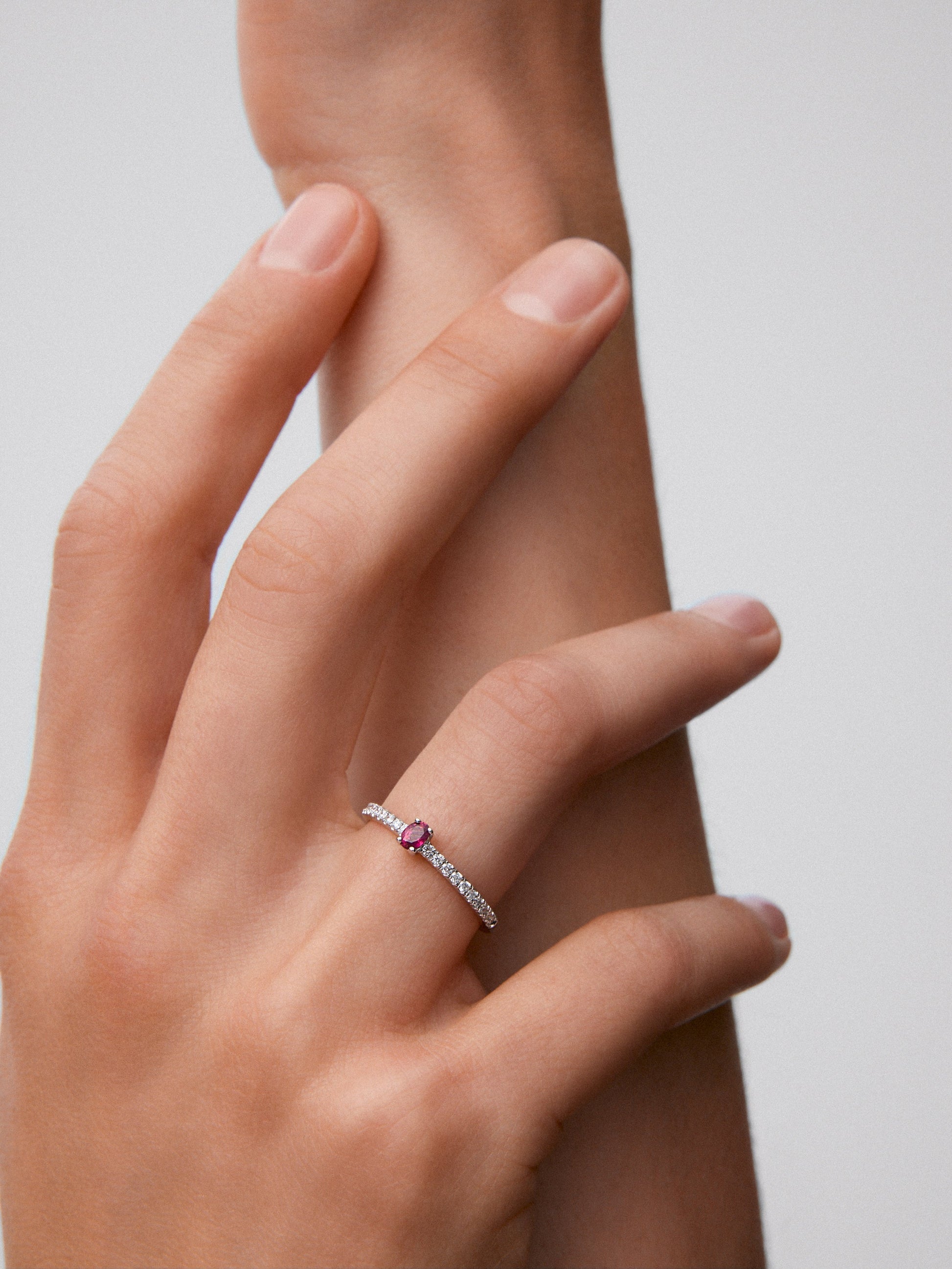 Anillo de oro blanco 18K con rubí