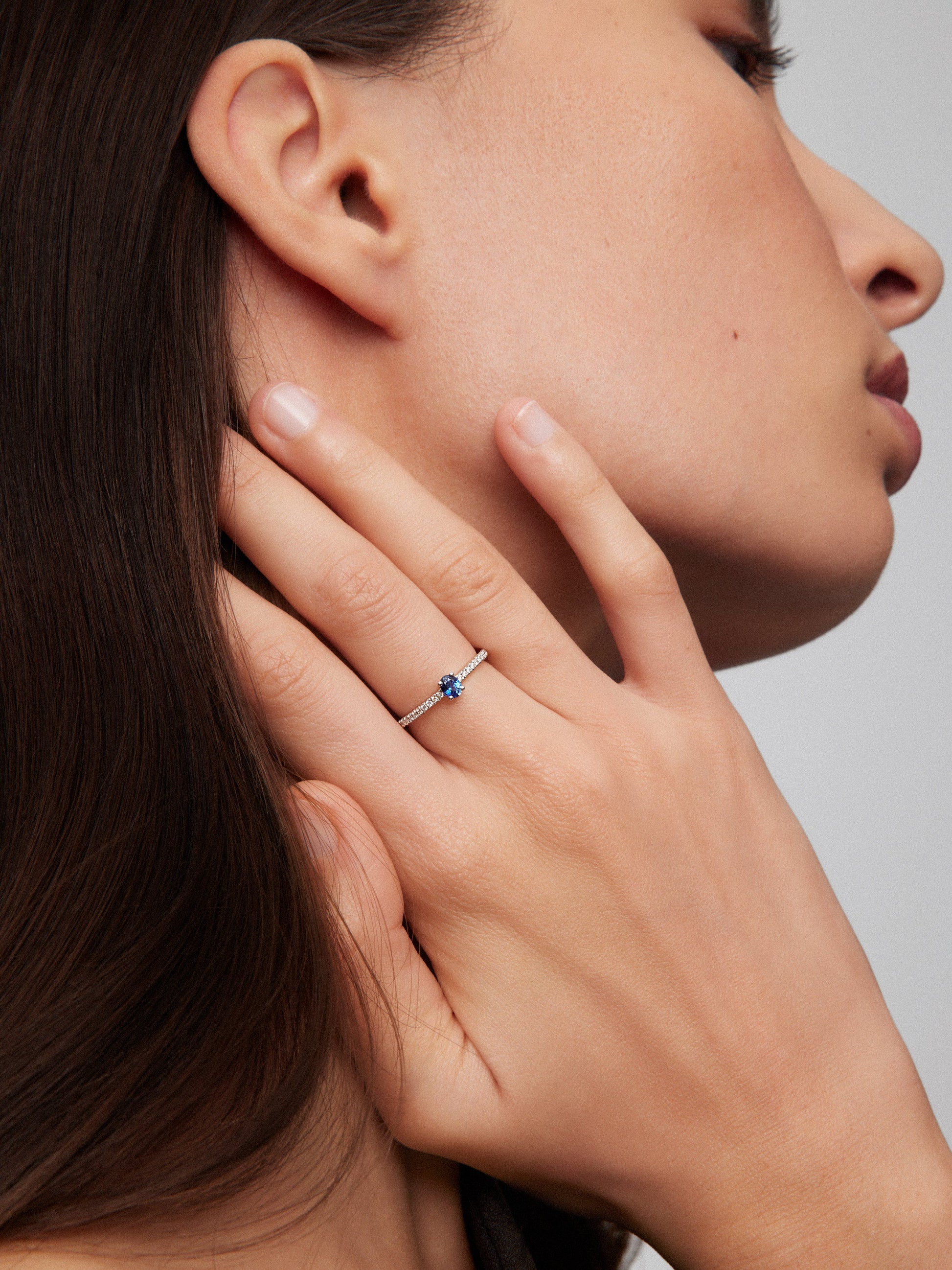 Anillo de oro blanco 18K con zafiro