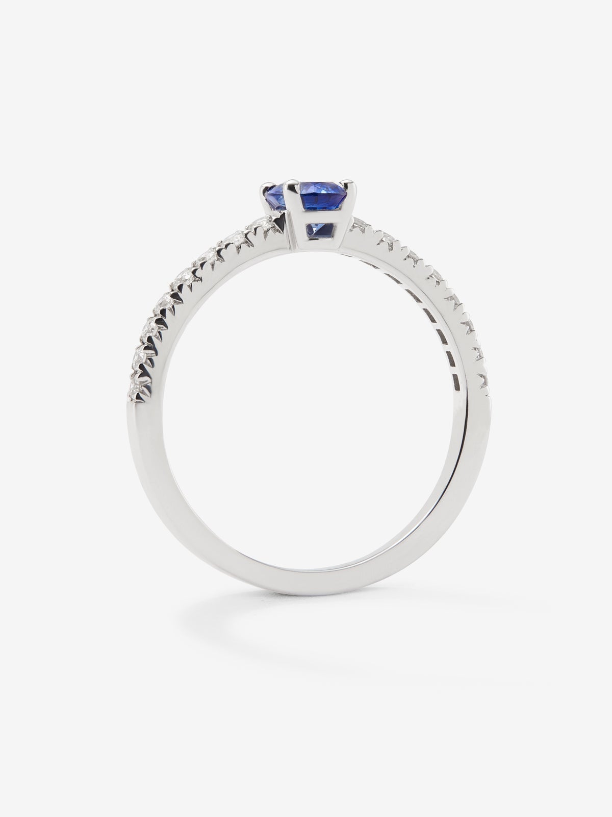 Anillo de oro blanco de 18K con zafiro oval de 0,63 cts y 16 diamantes en talla brillante con un total de 0,21 cts