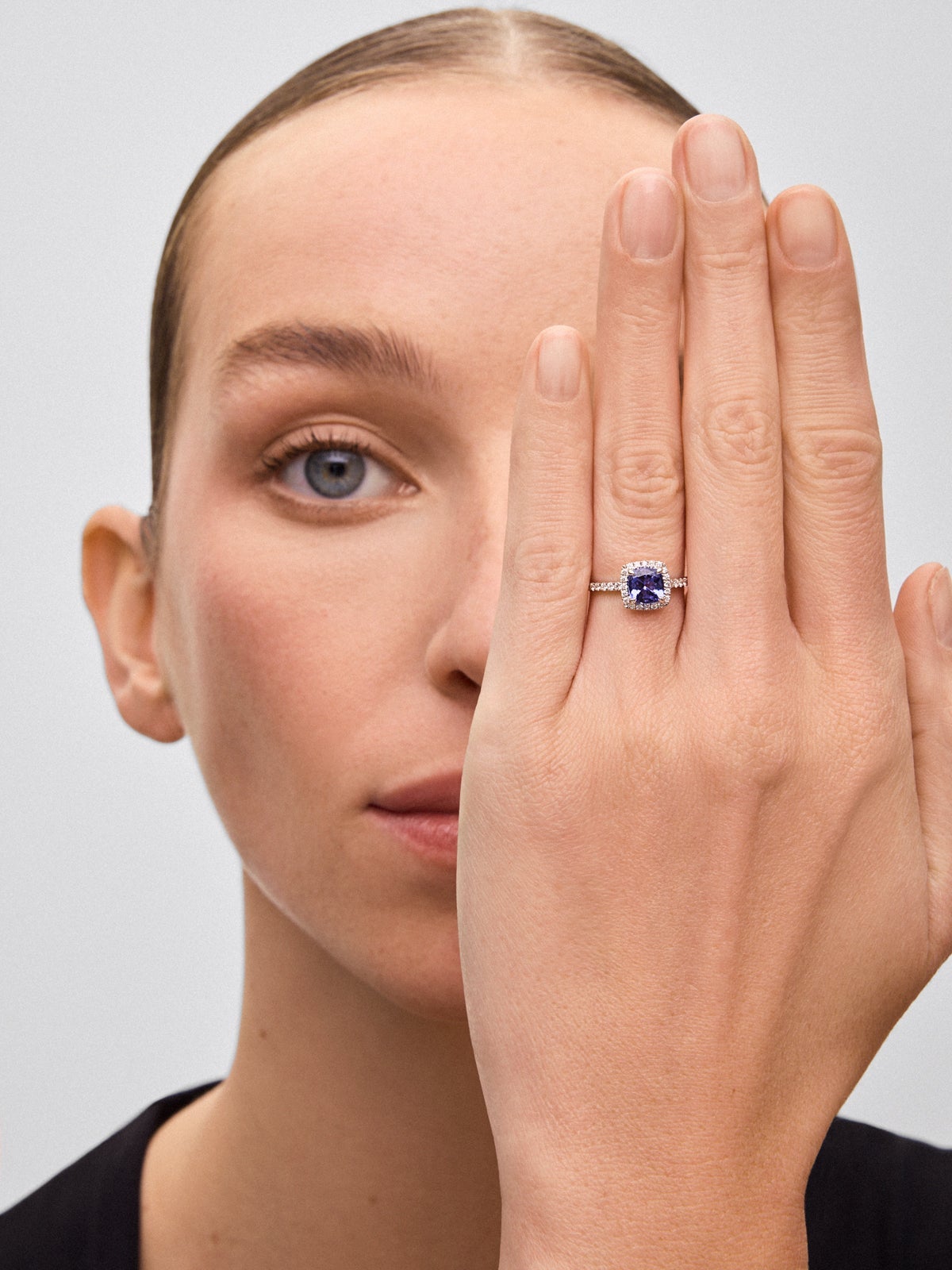 Anillo de oro blanco de 18K con tanzanita en talla cushion de 1,17 cts y 38 diamantes en talla brillante con un total de 0,31 cts