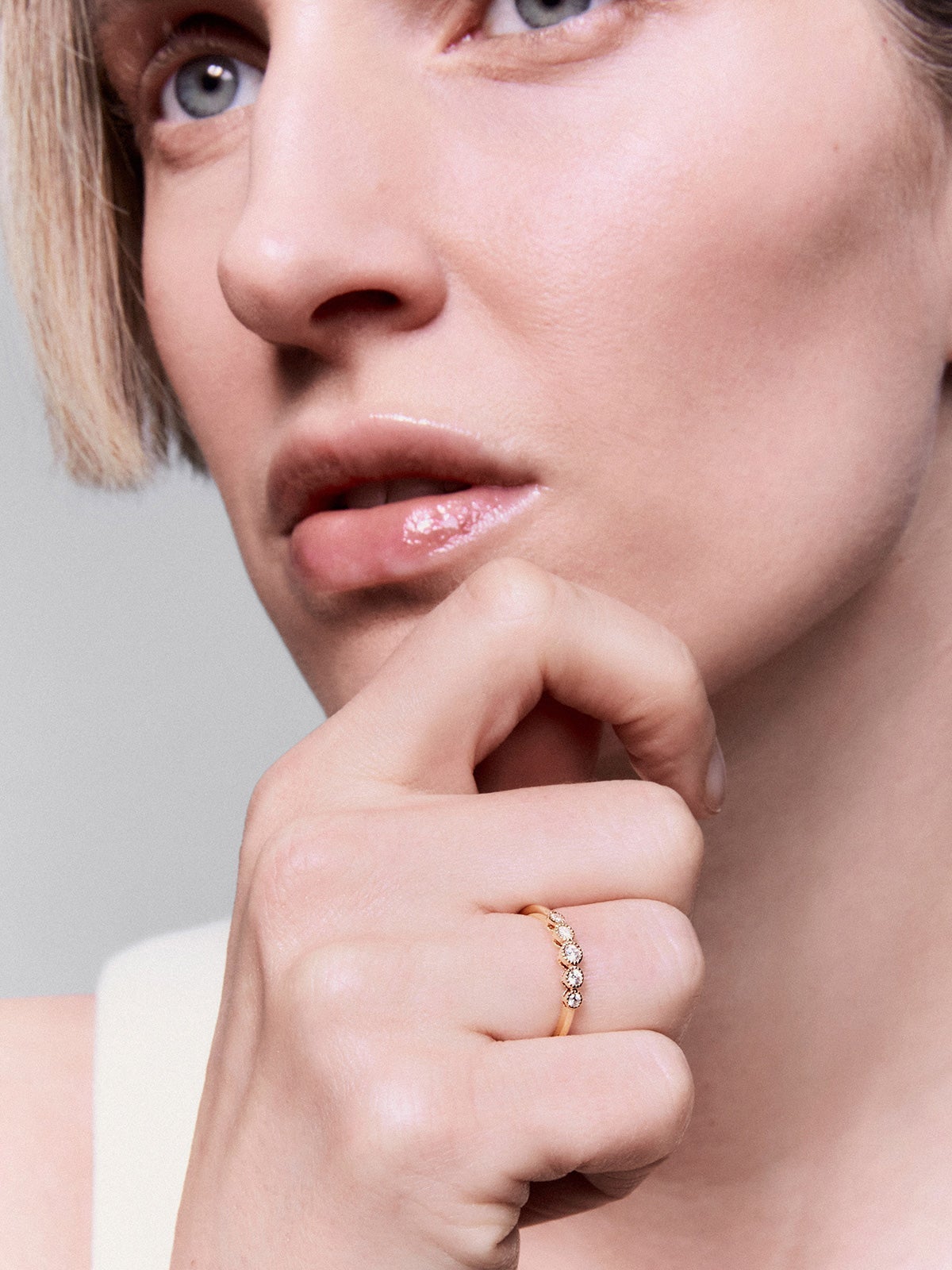 Anillo cinquillo de oro rosa de 18K con 5 diamantes en talla brillante con un total de 0,15 cts