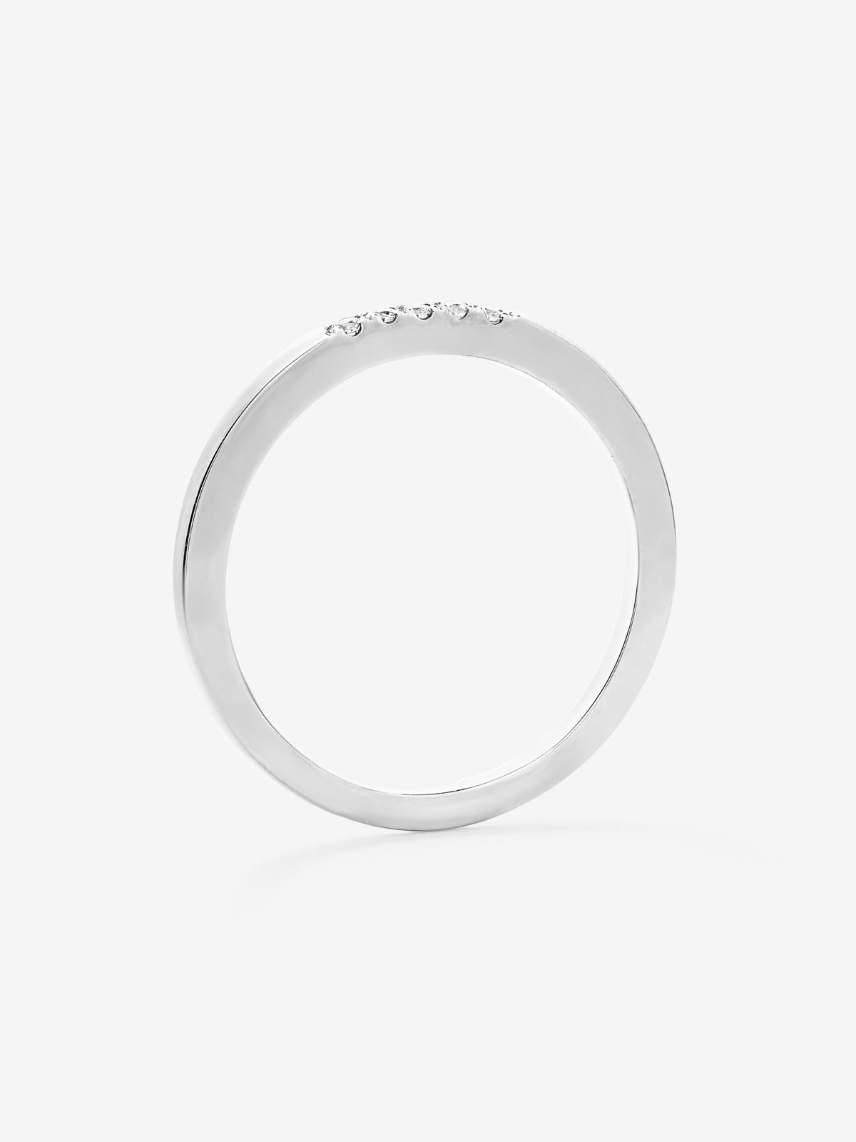 Anillo de oro blanco de 18K con 5 diamantes en talla brillante con un total de 0,05 cts