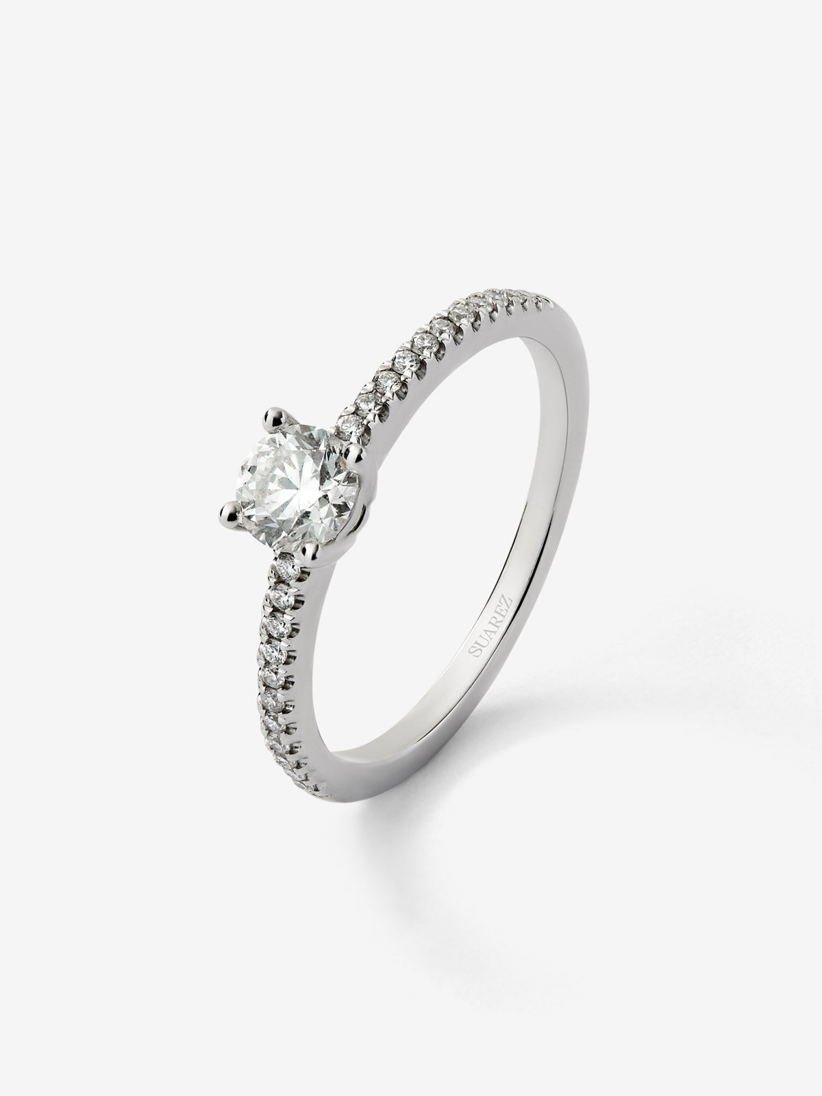Anillo solitario de oro blanco de 18K con diamante central en talla brillante de 0,4 cts y brazo de 22 diamantes en talla brillante con un total de 0,1 cts