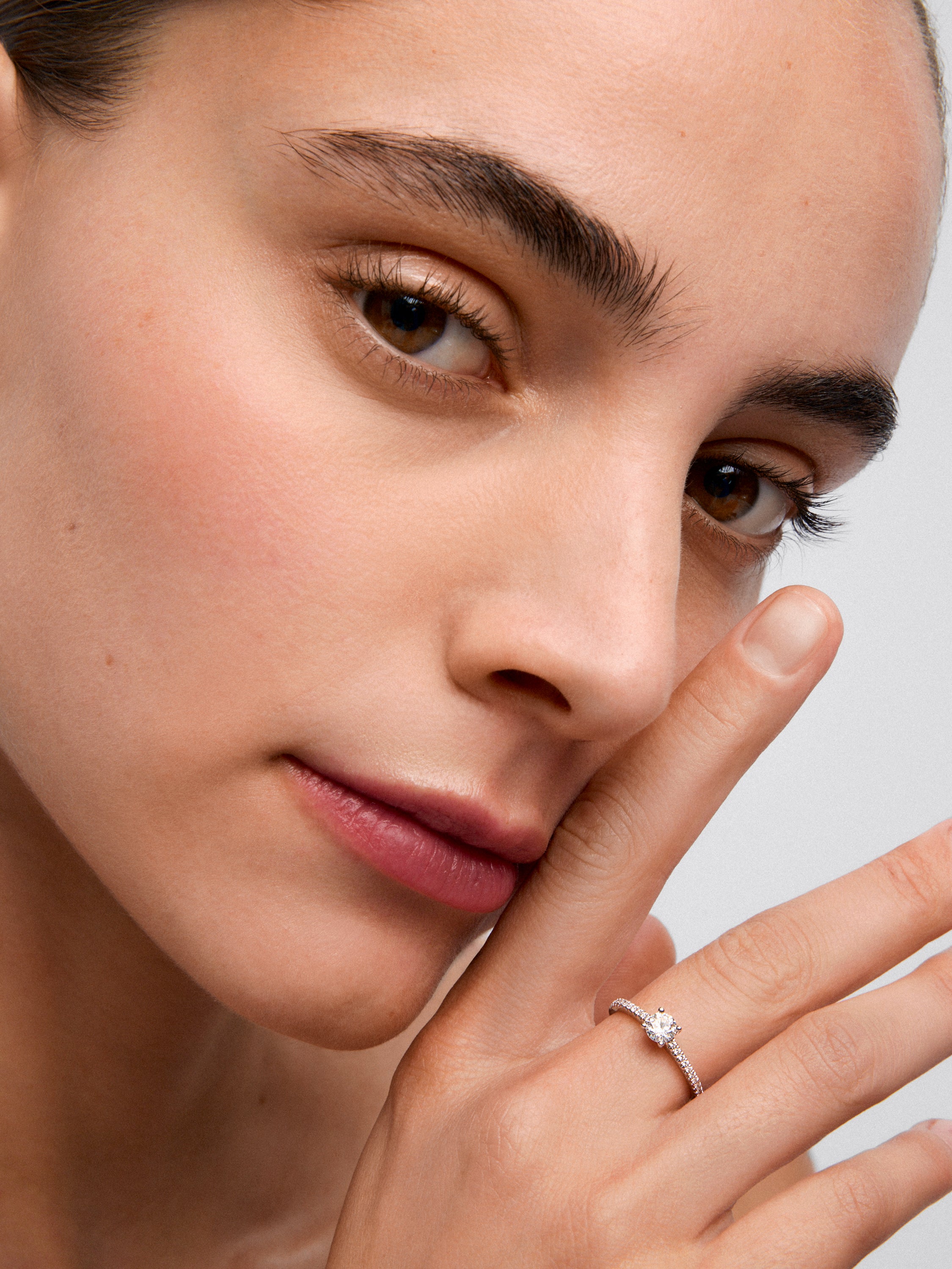 Anillo solitario de oro blanco de 18K con diamante central en talla brillante de 0,4 cts y brazo de 22 diamantes en talla brillante con un total de 0,1 cts