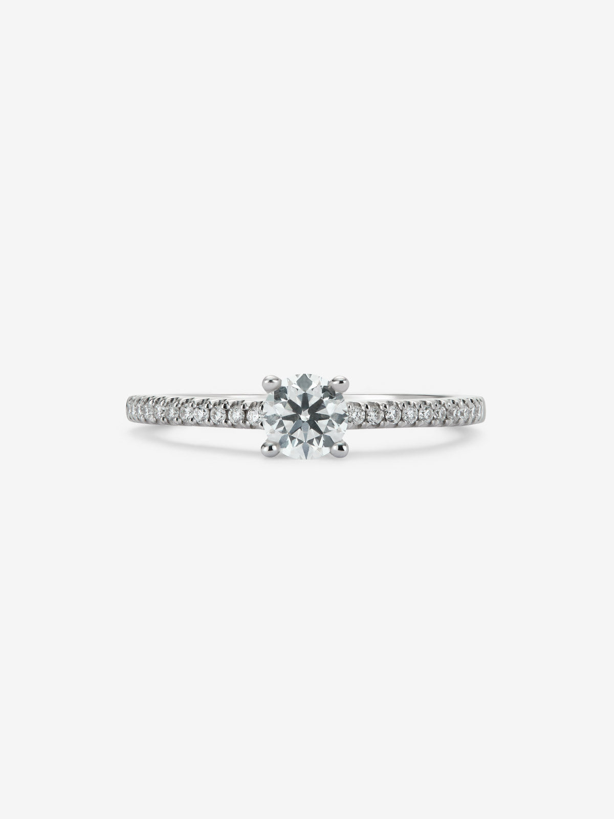 Anillo solitario de oro blanco de 18K con diamante central en talla brillante de 0,4 cts y brazo de 22 diamantes en talla brillante con un total de 0,1 cts