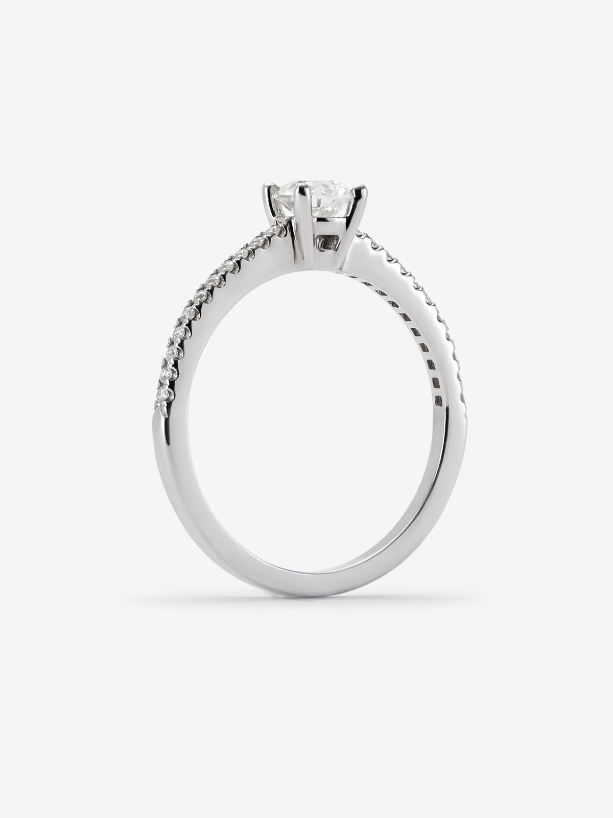 Anillo solitario de oro blanco de 18K con diamante central en talla brillante de 0,4 cts y brazo de 22 diamantes en talla brillante con un total de 0,1 cts
