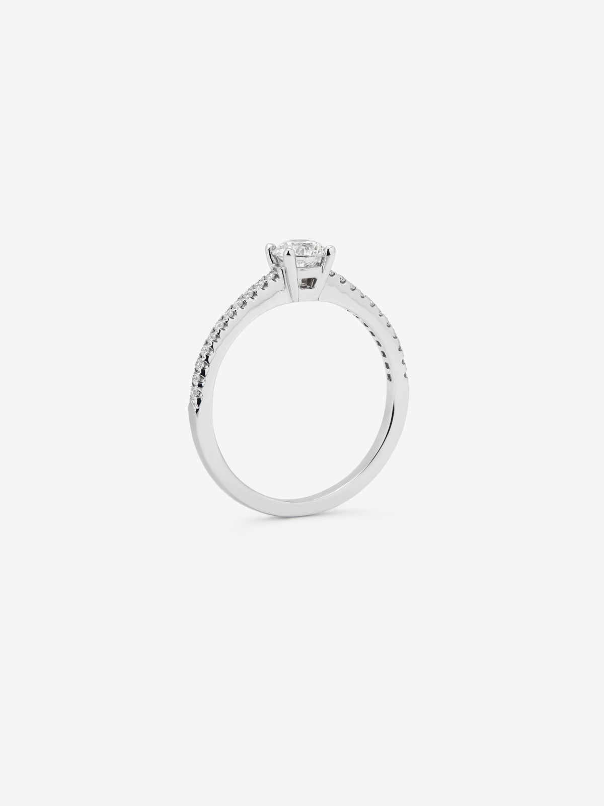 Anillo solitario de compromiso de oro blanco de 18K con diamantes