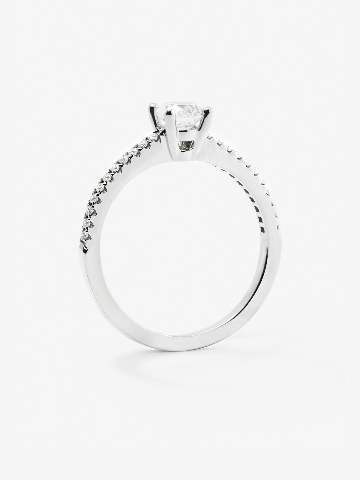 Anillo solitario de compromiso de oro blanco de 18K con diamantes