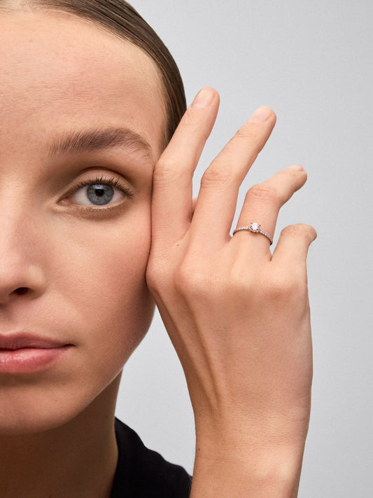Anillo solitario de oro blanco de 18K con diamante en talla brillante de 0,40 cts y diamantes en talla brillante con un total de 0,11 cts