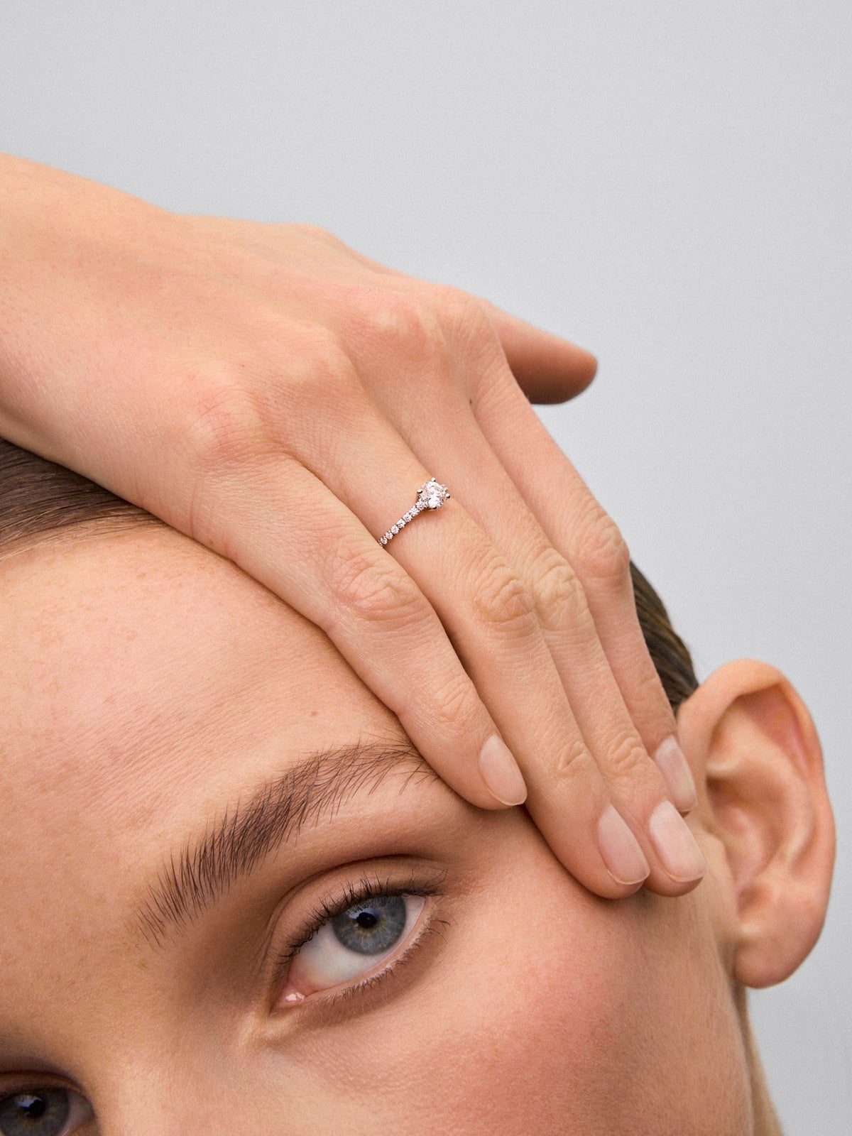 Anillo solitario de compromiso de oro blanco de 18K con diamantes