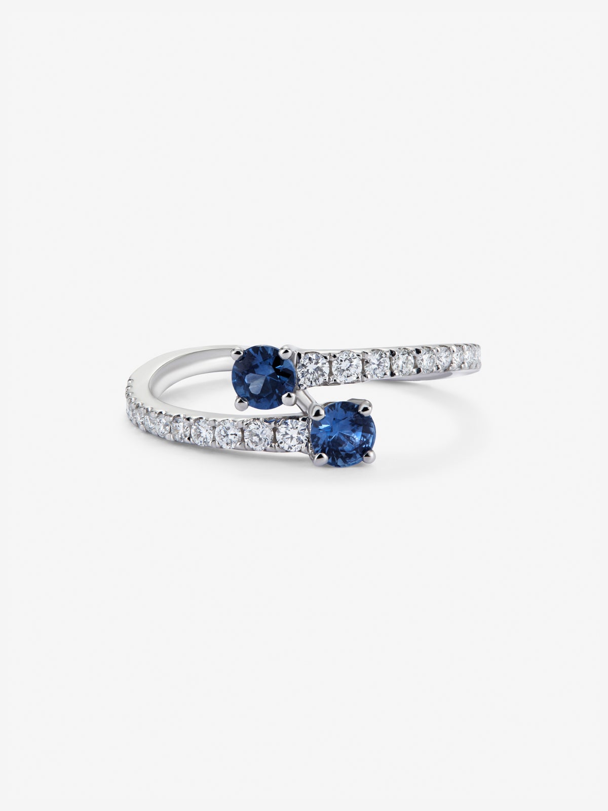 Anillo Tú y Yo de oro blanco de 18K con zafiros 0,752 cts y diamantes 0,195 cts