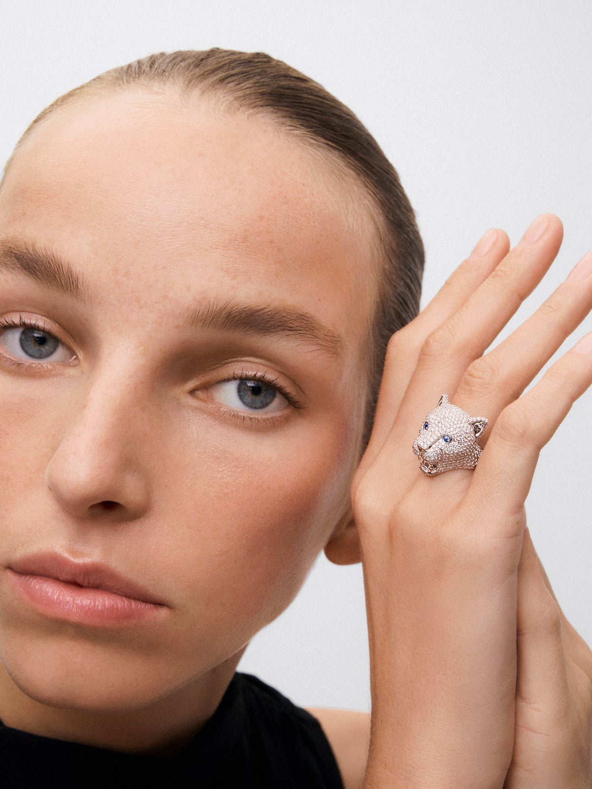 Anillo puma de oro blanco de 18kt con diamantes y zafiros azules