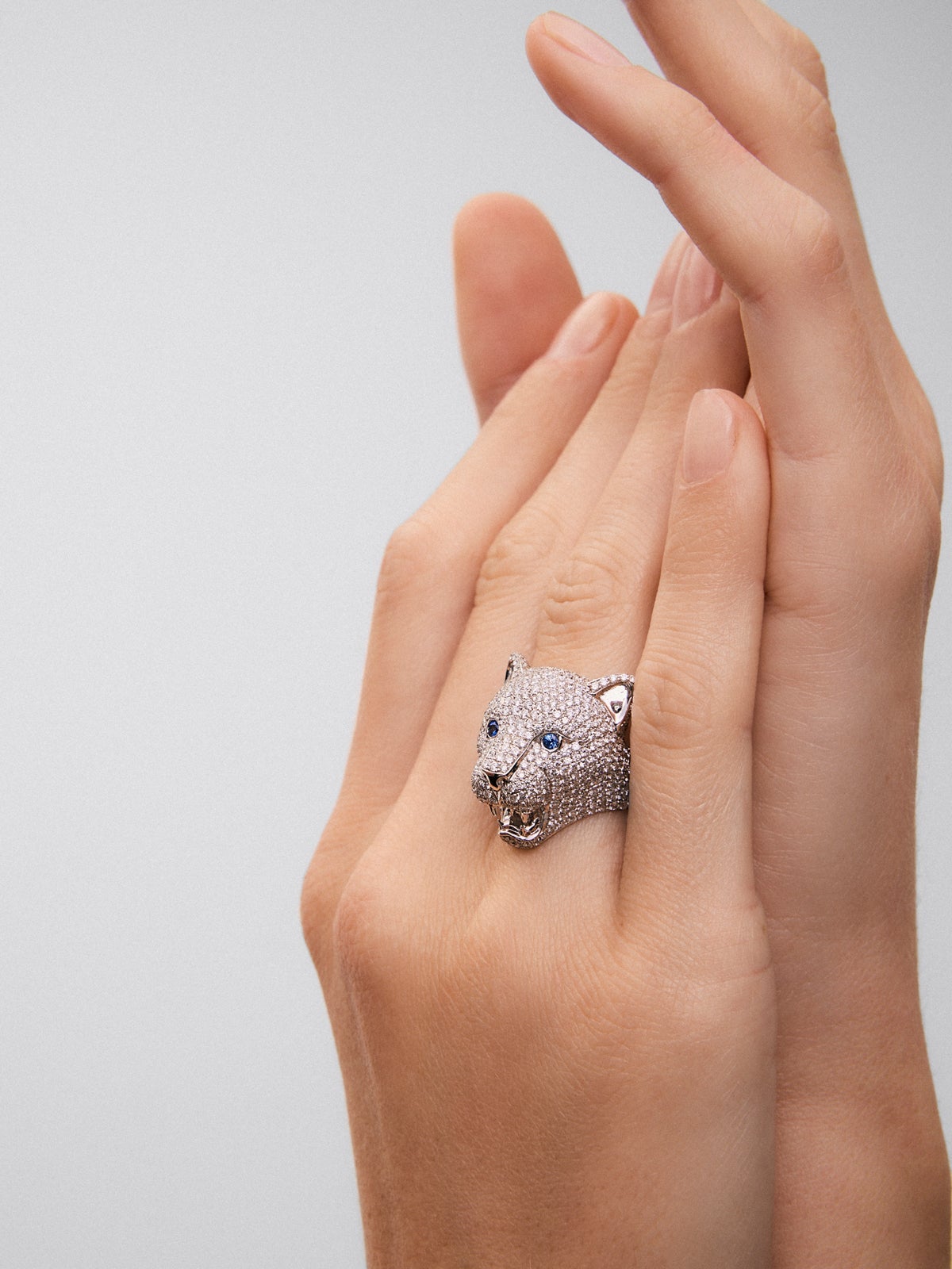 Anillo puma de oro blanco de 18kt con diamantes y zafiros azules