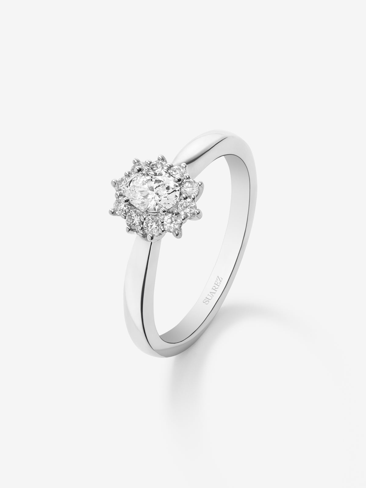 Anillo solitario de oro blanco de 18K con diamante central en talla oval de 0,3 cts y orla de 10 diamantes en talla brillante con un total de 0,18 cts