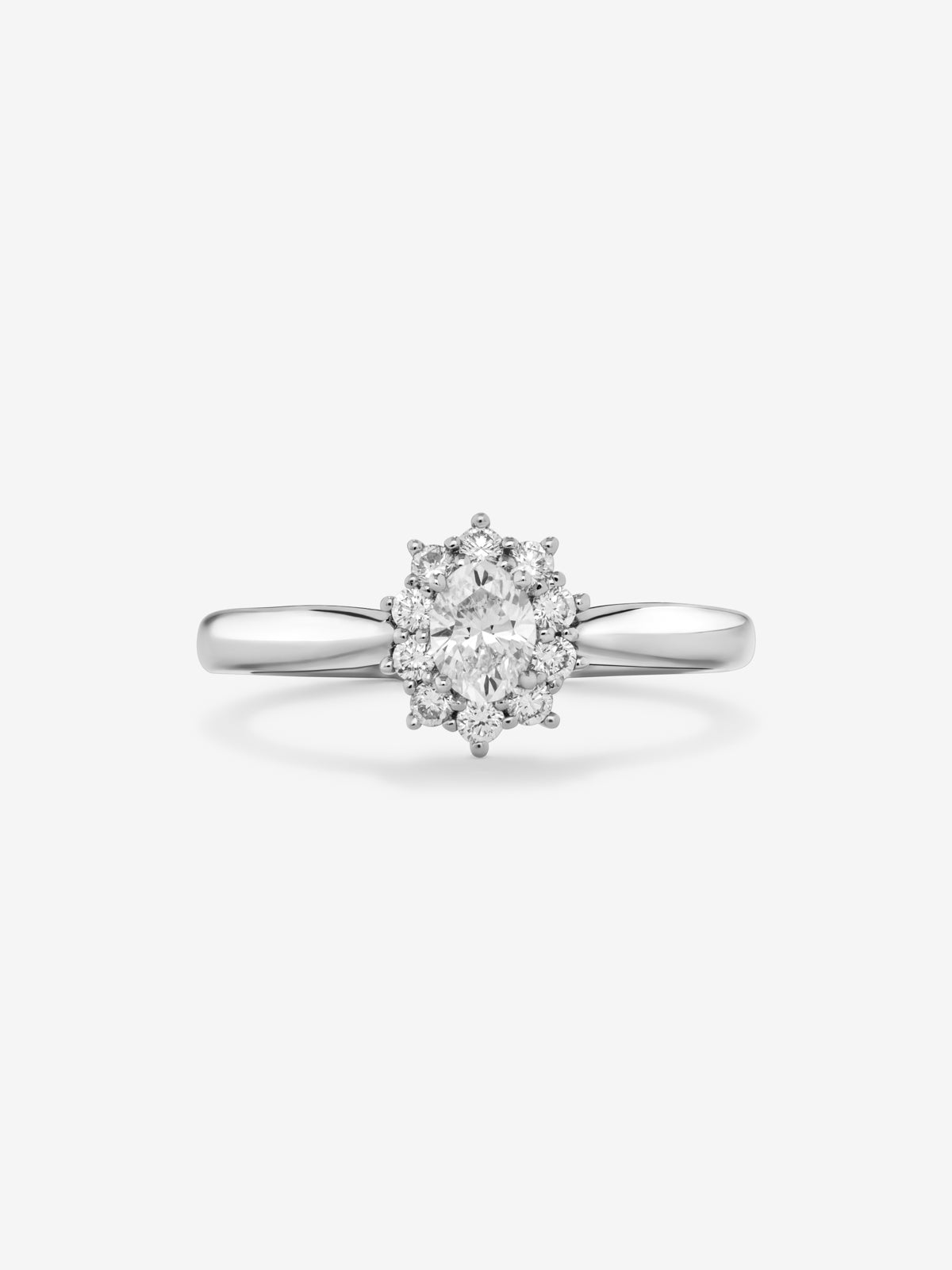 Anillo solitario de oro blanco de 18K con diamante central en talla oval de 0,3 cts y orla de 10 diamantes en talla brillante con un total de 0,18 cts