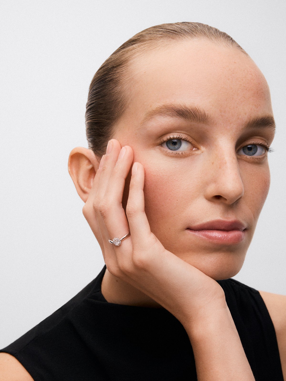 Anillo solitario de oro blanco de 18K con diamante en talla brillante de 0,3 cts