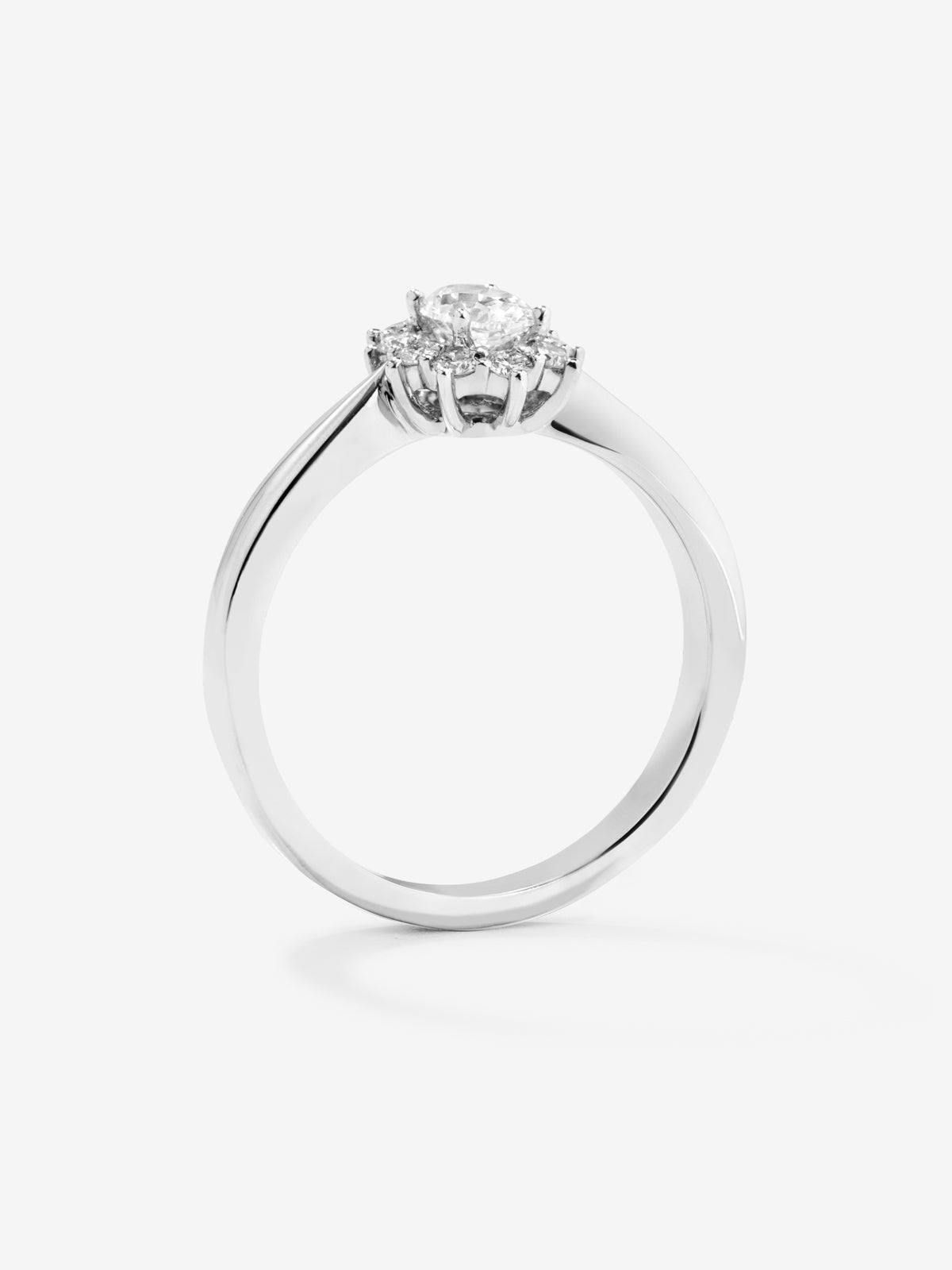 Anillo solitario de oro blanco de 18K con diamante central en talla oval de 0,3 cts y orla de 10 diamantes en talla brillante con un total de 0,18 cts