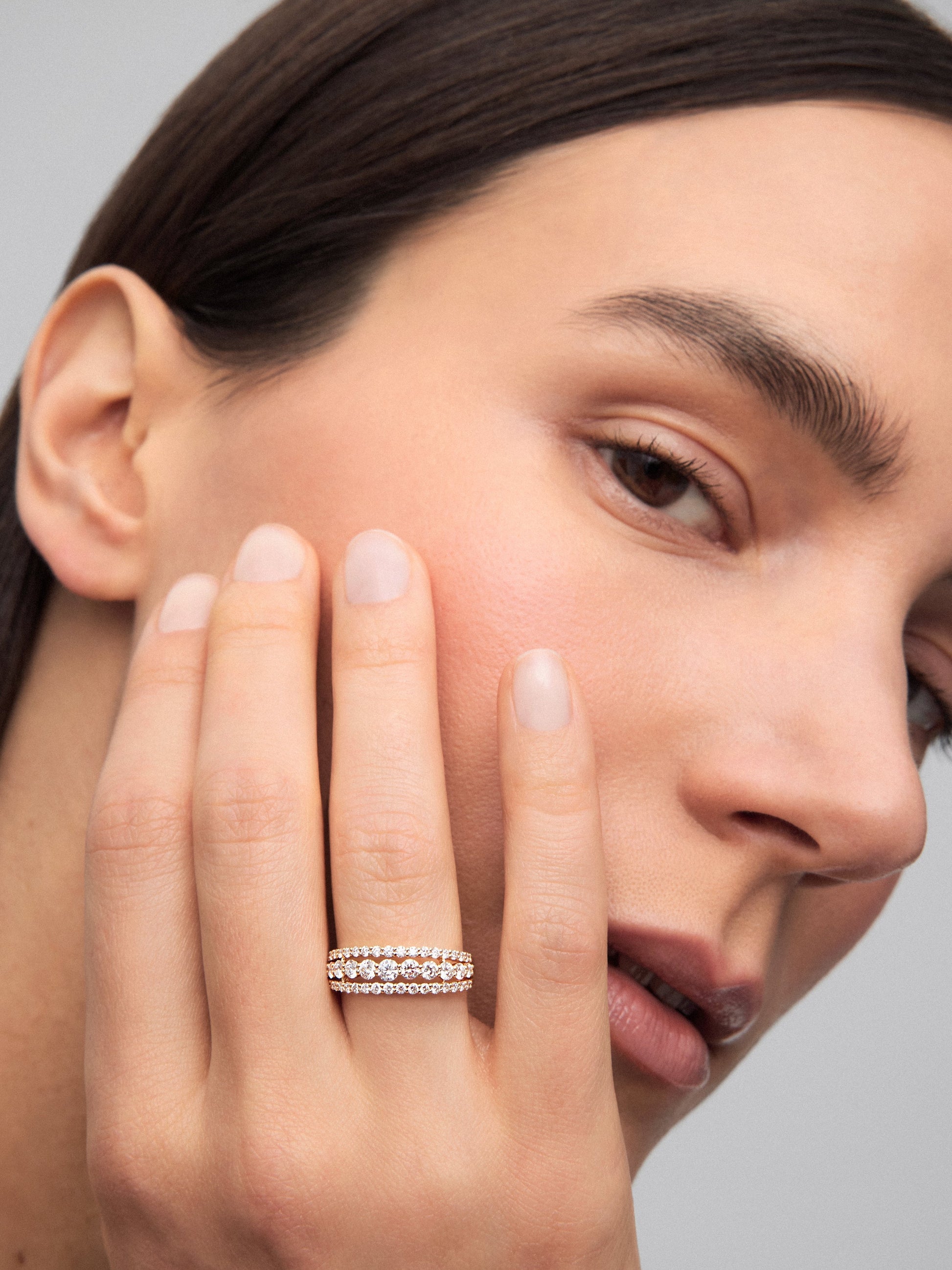 Anillo triple de oro amarillo de 18K con 45 diamantes en talla brillante con un total de 0,93 cts