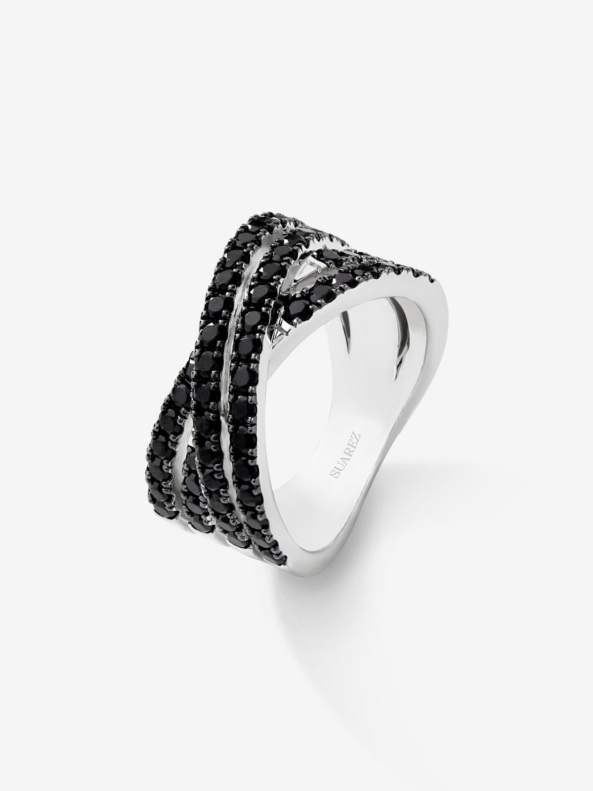 Anillo cruzado de plata 925 con espinelas negras en talla brillante
