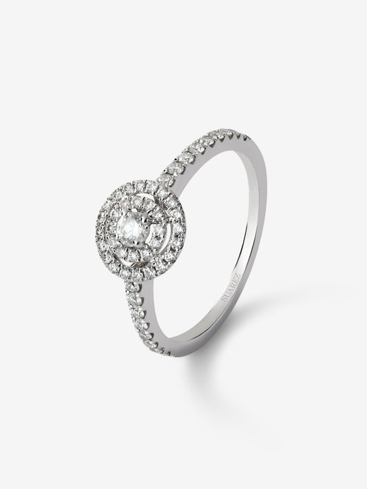 Anillo de oro blanco de 18K con doble orla de diamantes y diamante central en talla brillante con un total de 0,67 cts
