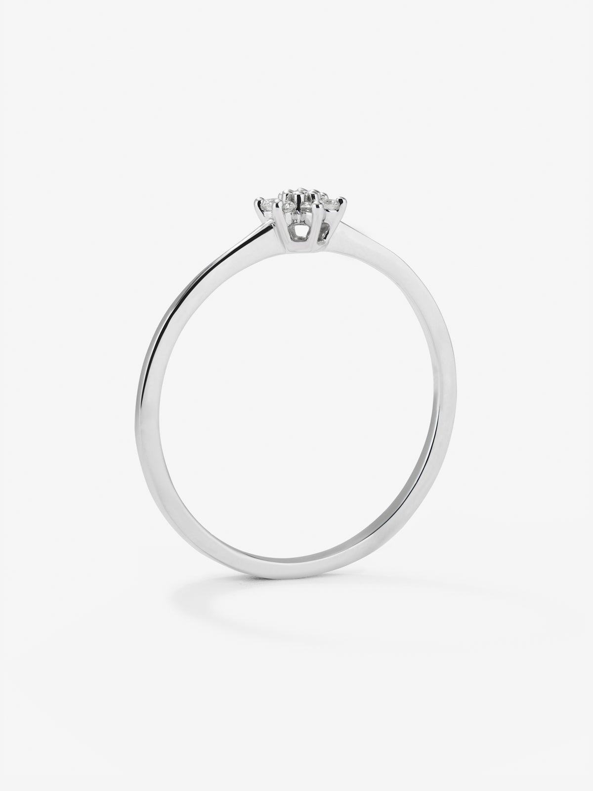 Anillo de oro blanco de 18K con 7 diamantes en talla brillante con un total de 0,07 cts y forma de estrella