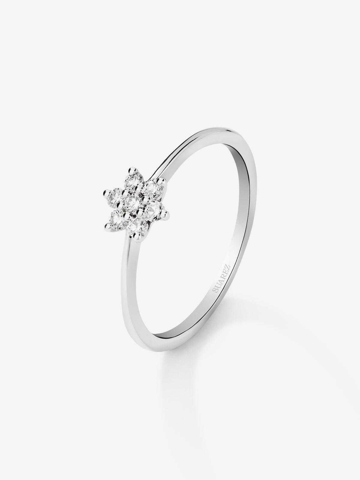 Anillo de oro blanco de 18K con 7 diamantes en talla brillante con un total de 0,14 cts y forma de estrella