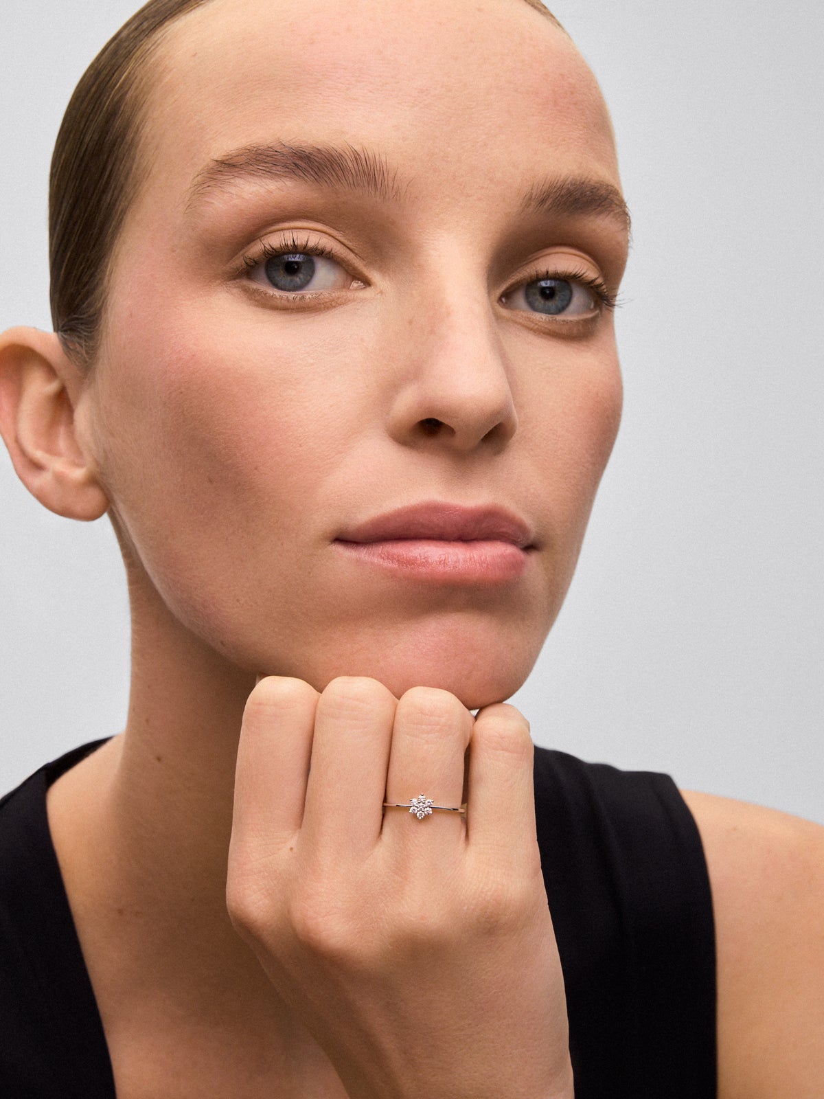 Anillo de oro blanco de 18K con 7 diamantes en talla brillante con un total de 0,14 cts y forma de estrella