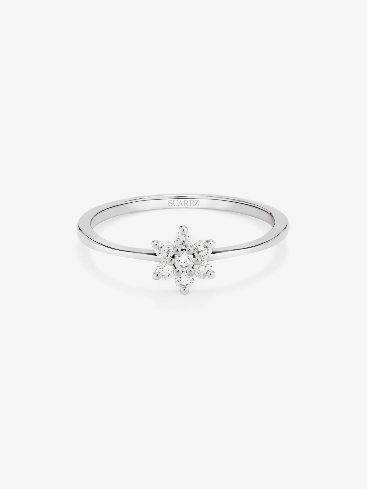 Anillo de oro blanco de 18K con 7 diamantes en talla brillante con un total de 0,14 cts y forma de estrella