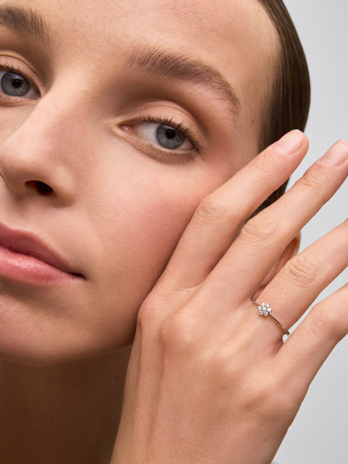 Anillo de oro blanco de 18K con 7 diamantes en talla brillante con un total de 0,14 cts y forma de estrella