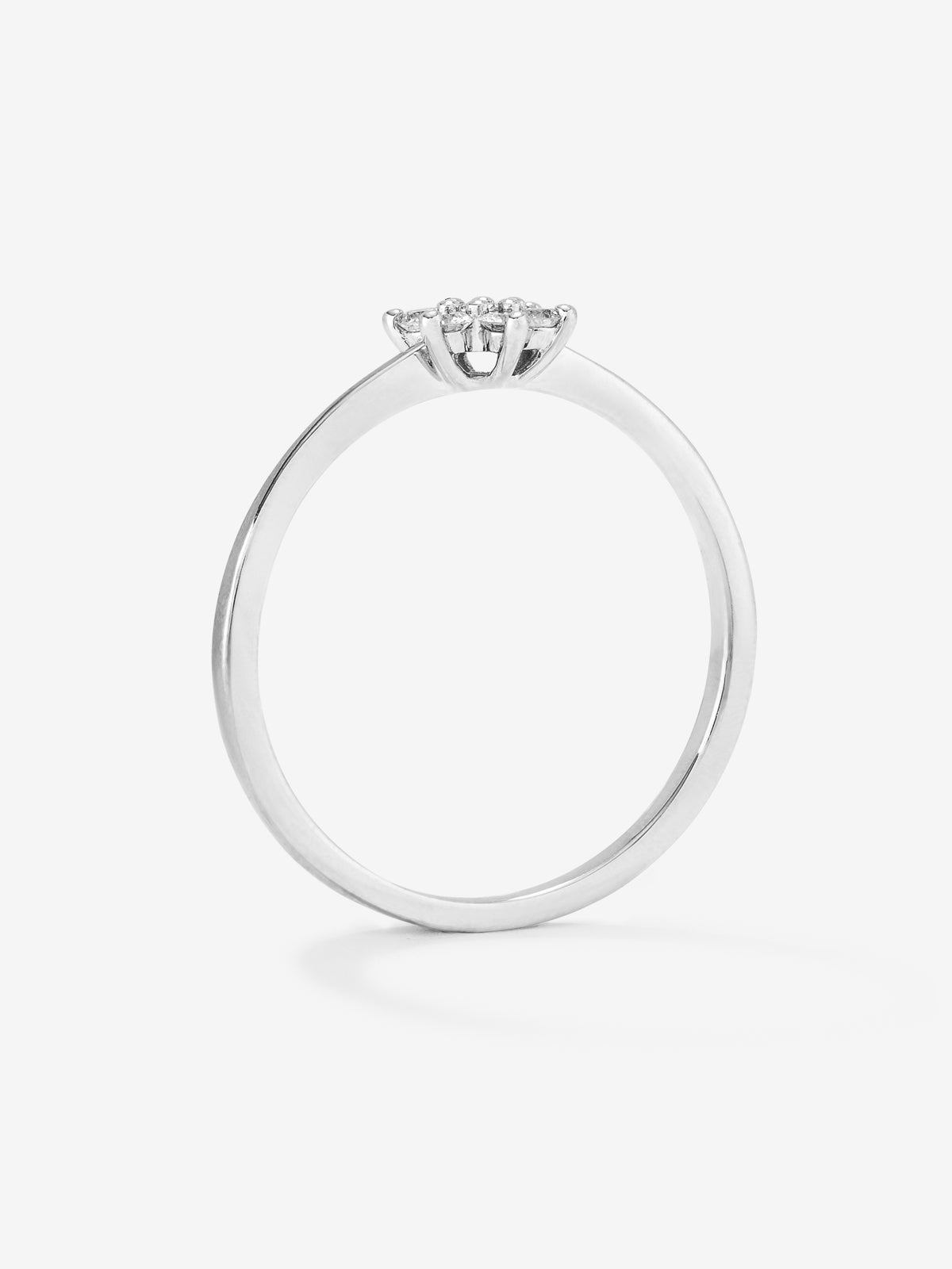 Anillo de oro blanco de 18K con 7 diamantes en talla brillante con un total de 0,14 cts y forma de estrella