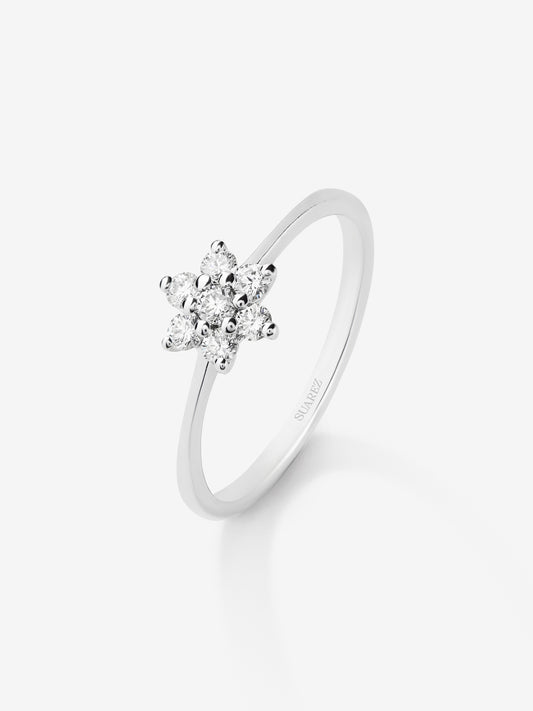 Anillo de oro blanco de 18K con 7 diamantes en talla brillante con un total de 0,24 cts y forma de estrella